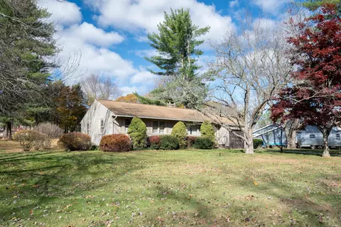 2 Old Grays Bridge Rd, Brookfield, CT 06804
