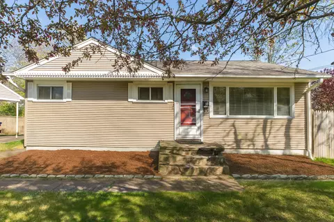 30 Compass Ln, West Haven, CT 06516