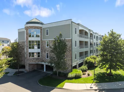 60 Maple St #40, Branford, CT 06405