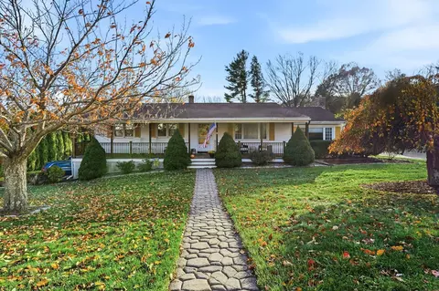 68 Apple Tree Ln, Wallingford, CT 06492