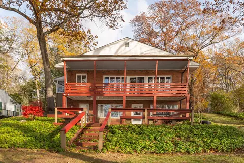 542 Lake Dr, Guilford, CT 06437