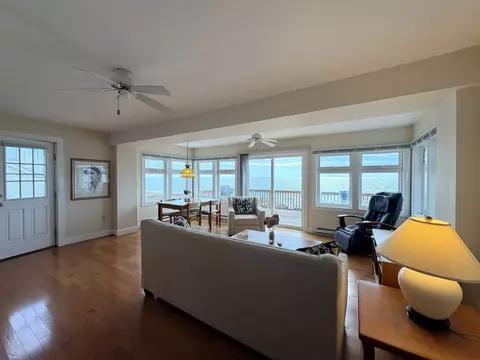 2 Cambridge Ct, East Haven, CT 06512