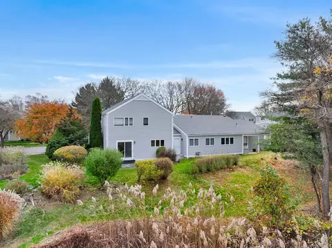 97 Field Point Dr #97, Fairfield, CT 06824