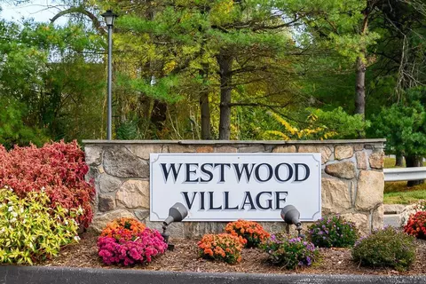 55 Mill Plain Rd #32-17, Danbury, CT 06811