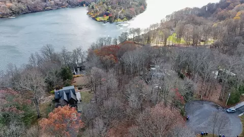 6 Candlewood Cmn, New Milford, CT 06776