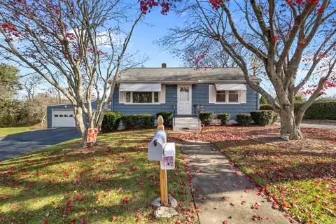 35 Pine St, Waterford, CT 06385