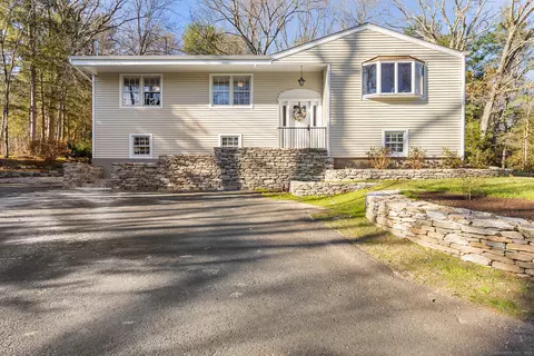 1043 Hopewell Rd, Glastonbury, CT 06073