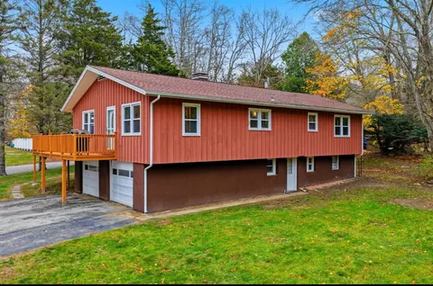 2 Garden Ct, Gales Ferry, CT 06335