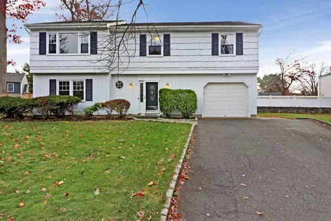 30 Honeysuckle Dr, Norwalk, CT 06851