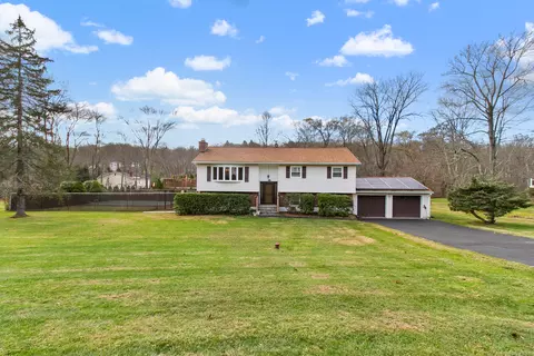 1 Indian Hill Ln, New Fairfield, CT 06812