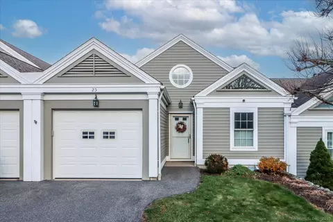 25 St George Pl, Sandy Hook, CT 06482