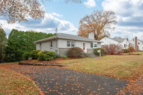 735 Chickadee Ln, Stratford, CT 06614
