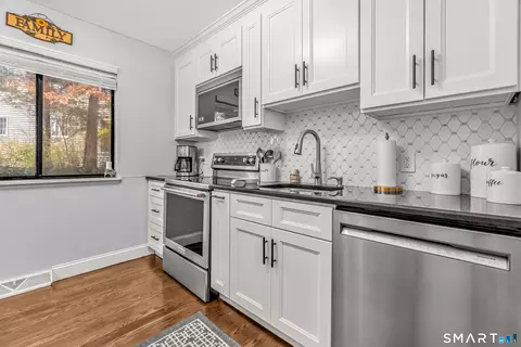 Kitchen - 40 Orangewood W #40, Derby, CT 06418 photo 2 of 3