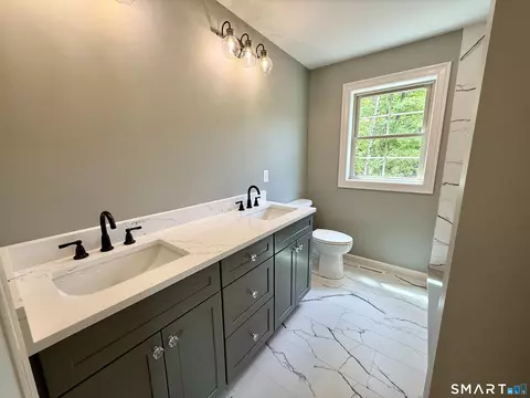 Bath - 247 Green Hollow Rd, Killingly, CT 06239 photo 2 of 5