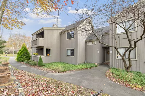 35 Algonquin Ln #D, Stratford, CT 06614