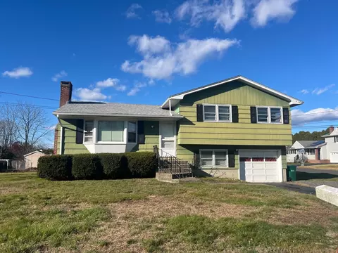 4 Meadow Dr, Waterford, CT 06385