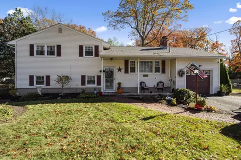 28 Fallon Dr, North Haven, CT 06473