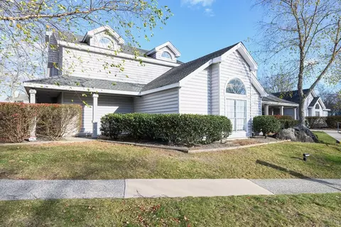 83 Leafwood Ln #227, Groton, CT 06340