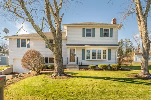 11 Meadow Wood Dr, North Stonington, CT 06359