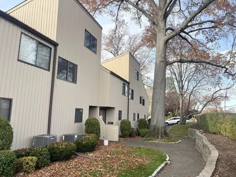 100 Hope St #10, Stamford, CT 06906