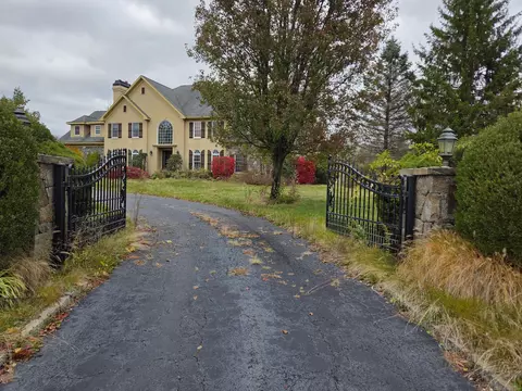 46 W Whisconier Rd, Brookfield, CT 06804