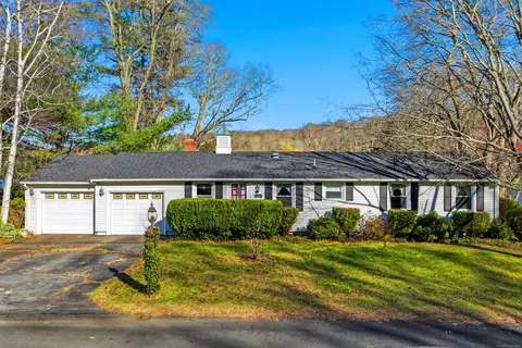 16 Cubles Dr, Niantic, CT 06357