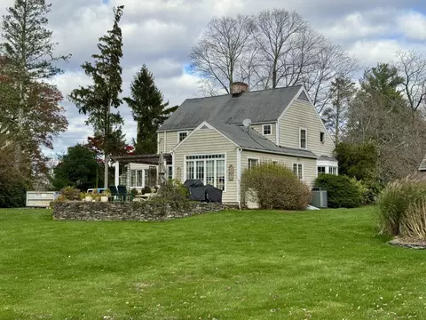 6 Sarah Sanford Rd W, Bridgewater, CT 06752