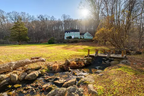 14 Concord Ridge Rd, Newtown, CT 06470