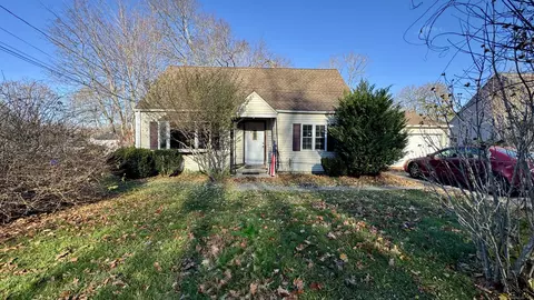 9 Warwick Ln, East Haven, CT 06512