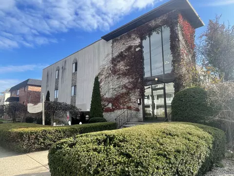 697 Cove Rd #1E, Stamford, CT 06902