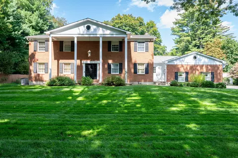 136 Knobloch Ln, Stamford, CT 06902