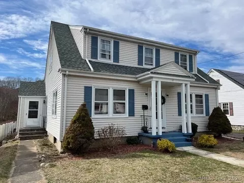 12 Avery St, Pawcatuck, CT 06379