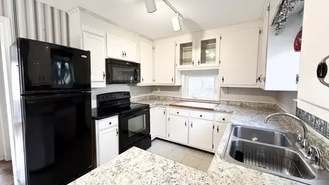 Kitchen - 338 Main St, Hampton, CT 06247 photo 2 of 3