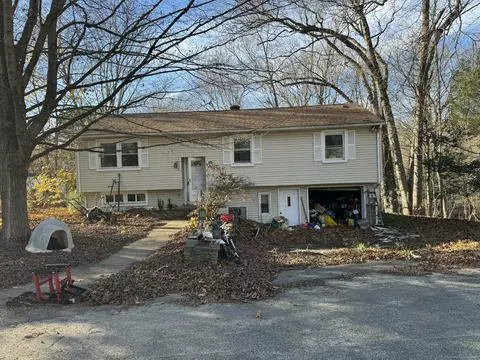6 Elaine St, Bozrah, CT 06334