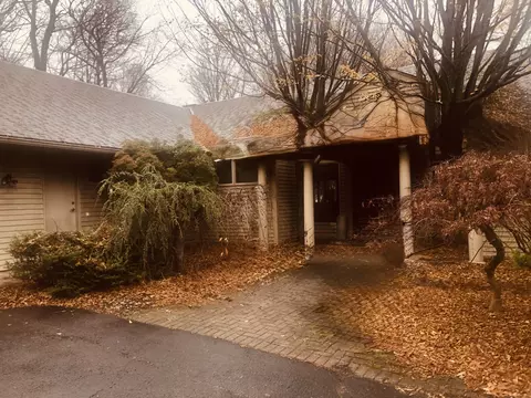 40 Ferncliff Dr, West Hartford, CT 06117