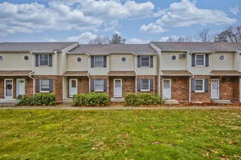 18 Cranberry Holw #18, Enfield, CT 06082
