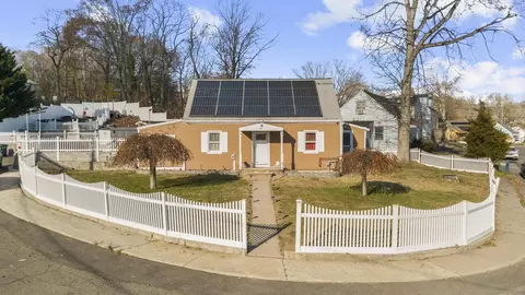 69 Glen Cir, Bridgeport, CT 06610
