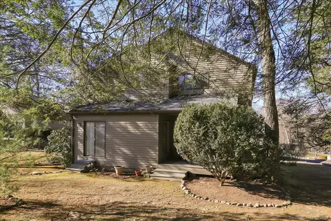 9 Heather Ct #9, Woodbury, CT 06798