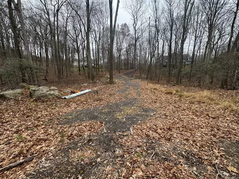 31 Oak Ridge Dr, Newtown, CT 06470