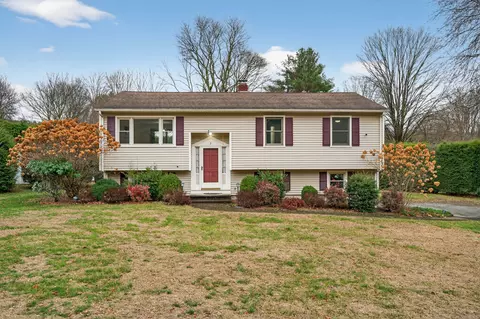 3 Cherry Heights Ter, Sandy Hook, CT 06482