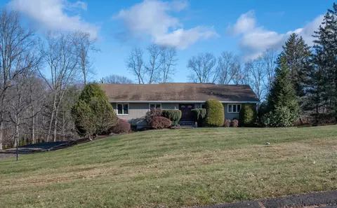 7 Carriage Ln, New Fairfield, CT 06812