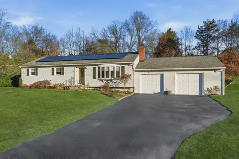 7 Manor Dr, Trumbull, CT 06611