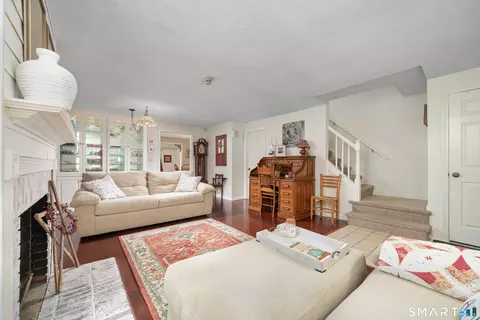 6 Barrington Dr #B, Wethersfield, CT 06109