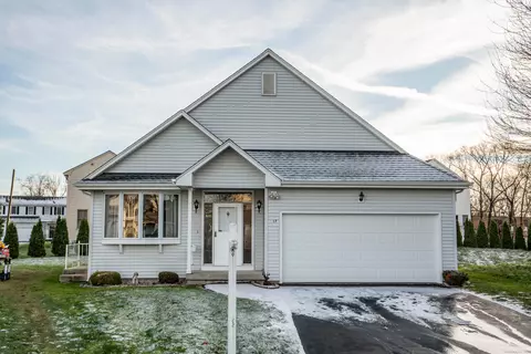 17 Mulberry Ct, Newington, CT 06111