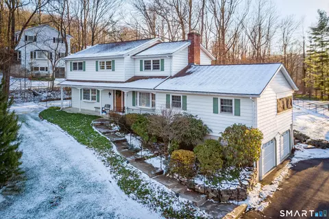 8 Chestnut Hill Dr, New Fairfield, CT 06812