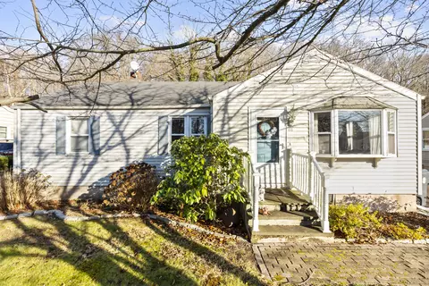 68 Dominican Rd, Branford, CT 06405