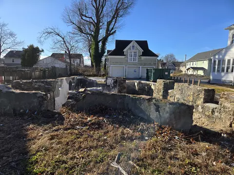 14 Locust Ave, Danbury, CT 06810