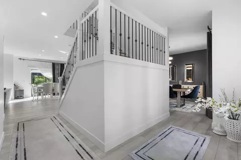 Entry Way - 6 Vinnie Dr, Wethersfield, CT 06109 photo 1 of 4