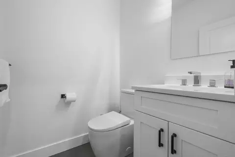 Bath - 6 Vinnie Dr, Wethersfield, CT 06109 photo 1 of 5