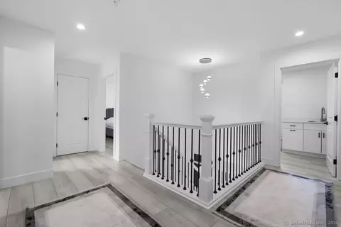 Entry Way - 6 Vinnie Dr, Wethersfield, CT 06109 photo 3 of 4
